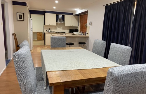 Nicholls Casa | Cheerful 4-bedroom home with natural backyard