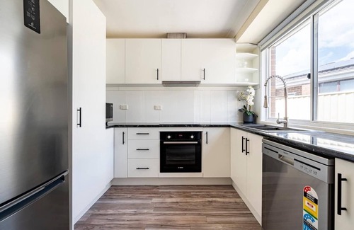 Plumpton Casa | Cheerful 4 bedroom home with parking on premises