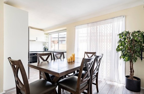 Plumpton Casa | Cheerful 4 bedroom home with parking on premises
