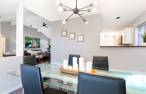 Buckner Terrace - Everglade Park Casa | Cheerful 4 bedroom home in a serene neighborhood