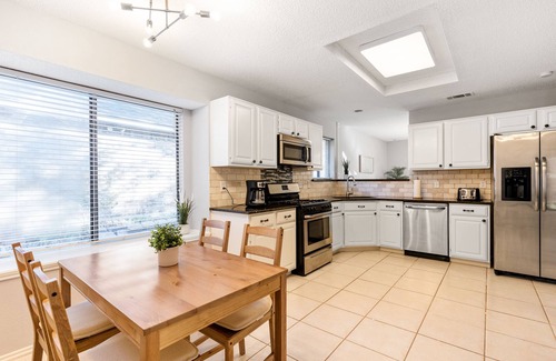 Buckner Terrace - Everglade Park Casa | Cheerful 4 bedroom home in a serene neighborhood