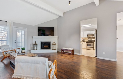 Buckner Terrace - Everglade Park Casa | Cheerful 4 bedroom home in a serene neighborhood