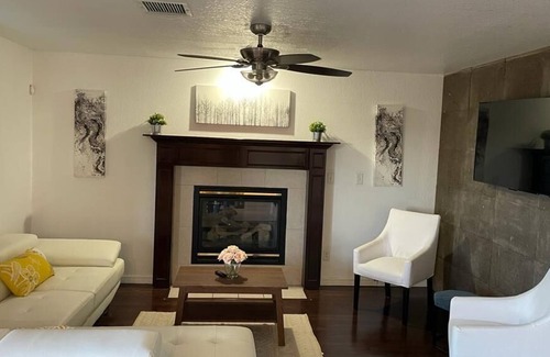 El Paso Casa | Cheerful 4-bedroom home with a beautiful view, near shopping!