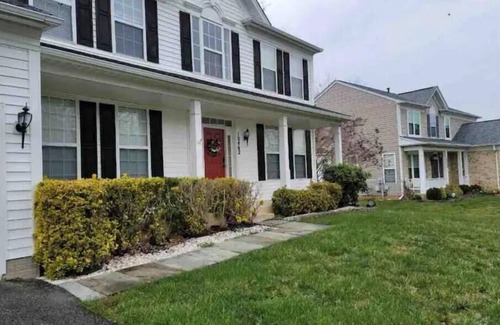 Waldorf Casa | Cheerful 4 bedroom home with fireplace.