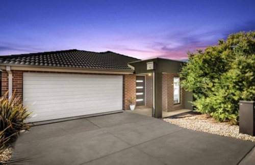 Curlewis Casa | Cheerful 4 bedroom house 2 minutes from Bayview, boat ramp and beach.