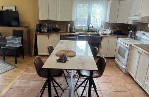 Ottawa Division Casa | Cheerful 4 bedroom house with large deck and garden in walkable neighbourhood.