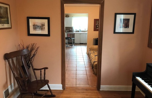 Ottawa Division Casa | Cheerful 4 bedroom house with large deck and garden in walkable neighbourhood.