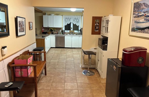 Ottawa Division Casa | Cheerful 4 bedroom house with large deck and garden in walkable neighbourhood.