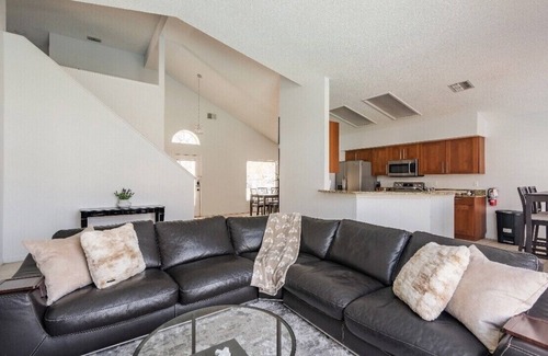 Lindfields Casa | Cheerful 4 bedroom minutes from disney with pool.
