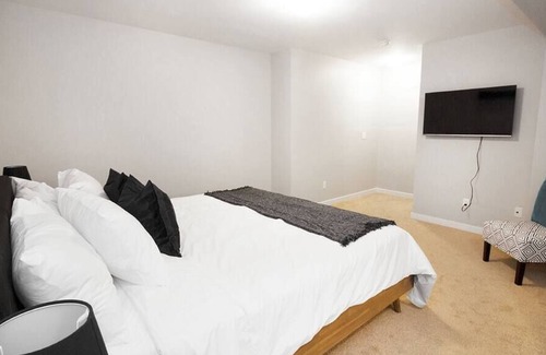 Fort Gary Casa | Cheerful 4 bedroom Townhouse with Parking & Wi-Fi!