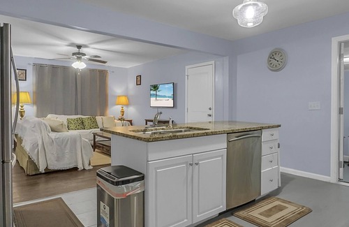 Goose Creek Casa | Cheerful 4 bedroom house with back porch