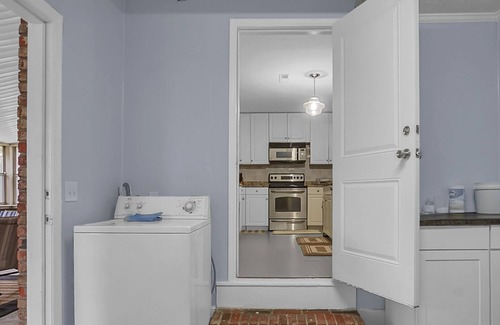 Goose Creek Casa | Cheerful 4 bedroom house with back porch