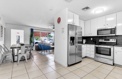 Driftwood Casa | Cheerful 4 Bedrooms house with Pool and Game Room