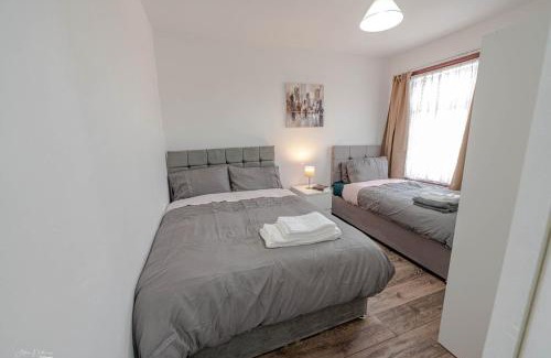 Plumstead Casa | Cheerful 4 bedrooms home 8 mn to train station