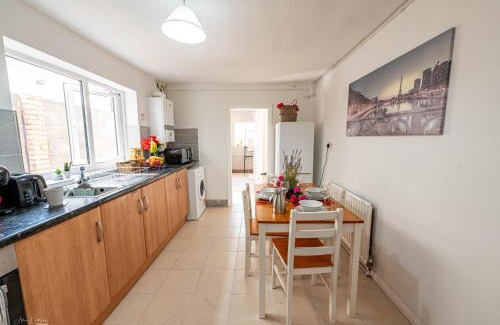 Plumstead Casa | Cheerful 4 bedrooms home 8 mn to train station
