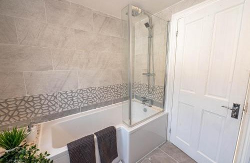 Plumstead Casa | Cheerful 4 bedrooms home 8 mn to train station