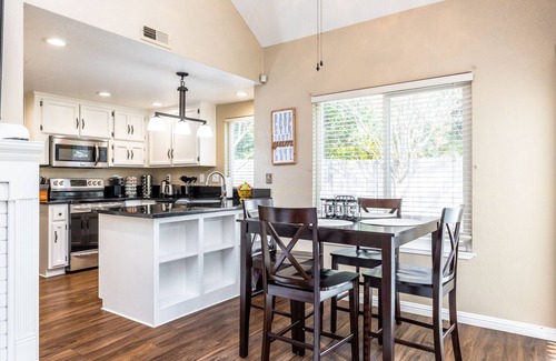 South Natomas Casa | Cheerful 4BR Home W/ Washer & Dryer + Fireplace