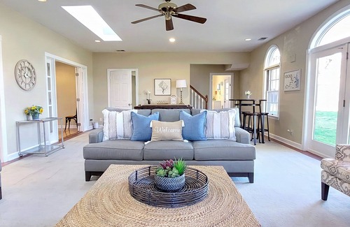 Lake Barcroft Casa | Cheerful 5-Bdrm Home | Huge Fenced Yard | Kid-Pet Friendly | Near it all!