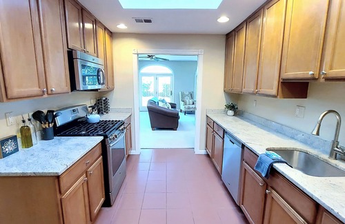 Lake Barcroft Casa | Cheerful 5-Bdrm Home | Huge Fenced Yard | Kid-Pet Friendly | Near it all!