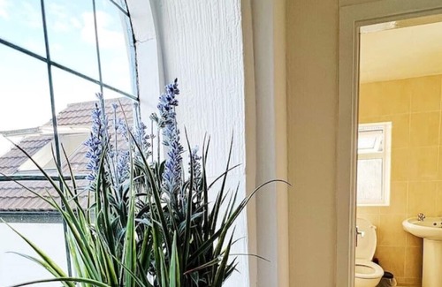 Bolton Casa | Cheerful 5 bedroomed home with great amenities.