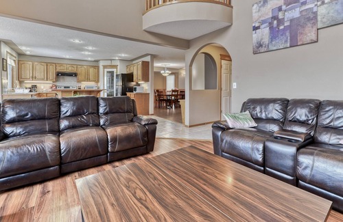 Chestermere Casa | Casa de 5 dormitorios con jacuzzi cerca del lago Chestermere
