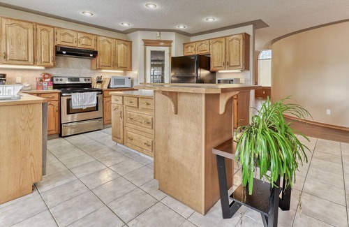 Chestermere Casa | Casa de 5 dormitorios con jacuzzi cerca del lago Chestermere