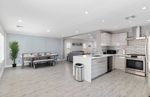 Rhodes Ranch Casa | Cheerful 5-Bedroom Home with hot tub