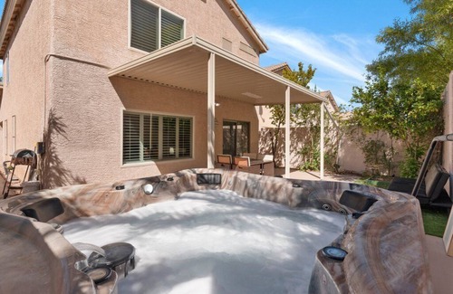 Rhodes Ranch Casa | Cheerful 5-Bedroom Home with hot tub