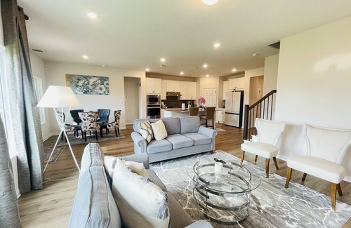 Manor Casa | Cheerful 5 bedroom Home - 6 miles from Samsung