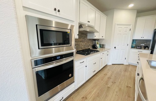 Manor Casa | Cheerful 5 bedroom Home - 6 miles from Samsung