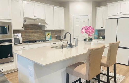 Manor Casa | Cheerful 5 bedroom Home - 6 miles from Samsung