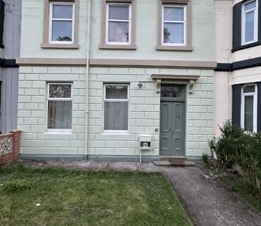 Govan Casa | Cheerful 5 Bedroom House Close to Central West End and Parking