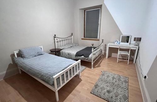 Govan Casa | Cheerful 5 Bedroom House Close to Central West End and Parking