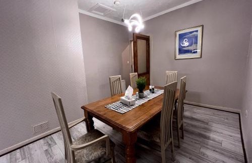 Govan Casa | Cheerful 5 Bedroom House Close to Central West End and Parking