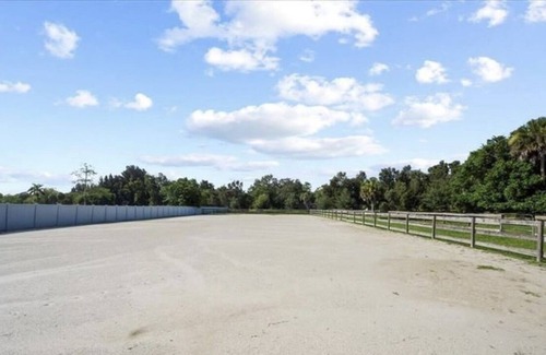 Little Ranches Casa | Cheerful 5 Bedroom Villa with a pool 6 Horse stalls on the property xtra charge