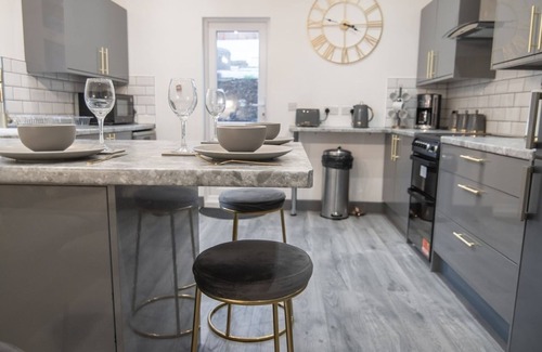 Dover Casa | Cheerful 6 Bed with Hot Tub @ The Grey Elegance