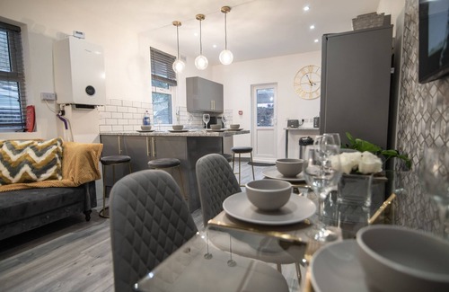 Dover Casa | Cheerful 6 Bed with Hot Tub @ The Grey Elegance