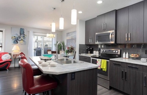 Southwest Edmonton Casa | Cheerful and beautiful 3 bedroom house close to lake