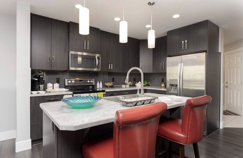 Southwest Edmonton Casa | Cheerful and beautiful 3 bedroom house close to lake