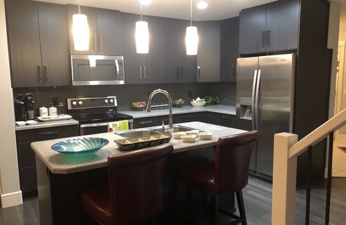 Southwest Edmonton Casa | Cheerful and beautiful 3 bedroom house close to lake
