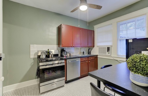 Midtown Apartamento | Cheerful and Chic Upper Unit Close to Everything!