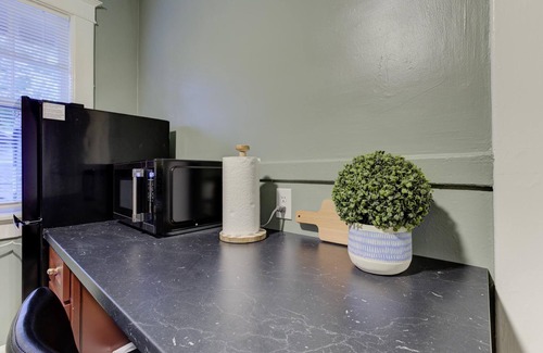 Midtown Apartamento | Cheerful and Chic Upper Unit Close to Everything!