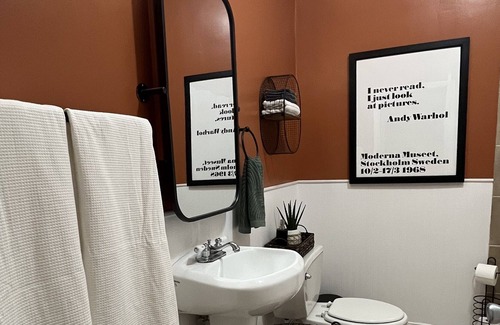 Franz Park Casa | Cheerful artist's home minutes from Forest Park