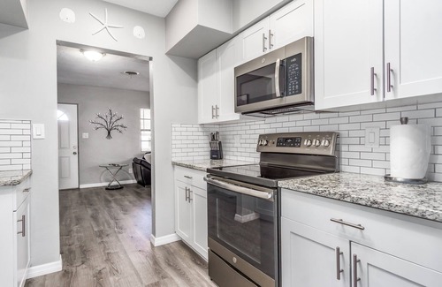 Venice Gardens Casa | Cheerful Beach 2-bedroom Home with RV/Boat Parking & RV Hook-up