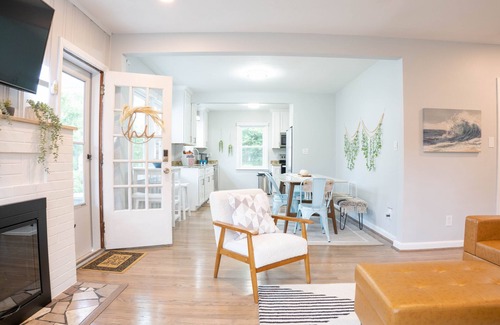 Norfolk Cabaña | Cheerful Beach House with Rec House