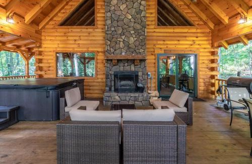 Logan Chalet De Esquí | Cheerful Cabin Nestled in Serene Wooded Ravine