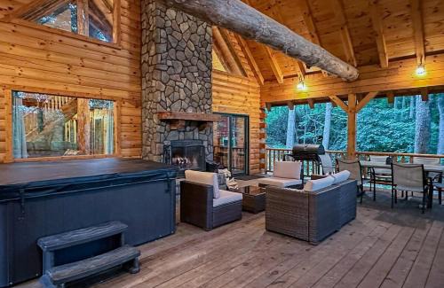 Logan Chalet De Esquí | Cheerful Cabin Nestled in Serene Wooded Ravine