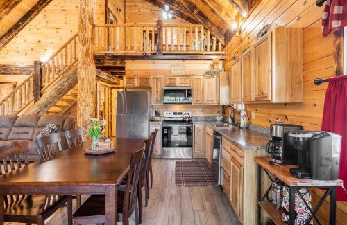 Logan Chalet De Esquí | Cheerful Cabin Nestled in Serene Wooded Ravine