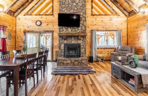 Logan Chalet De Esquí | Cheerful Cabin Nestled in Serene Wooded Ravine