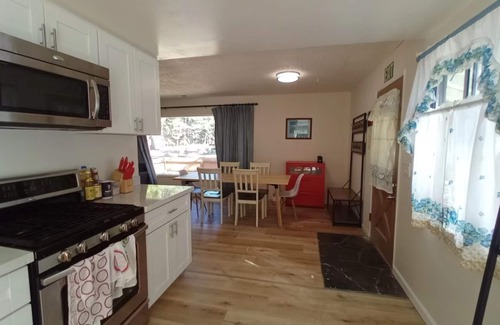 Y Area Cabina | Cheerful Cabin in South Lake Tahoe